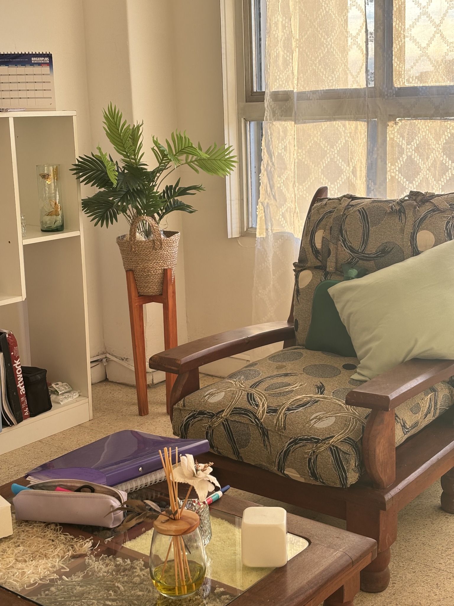 Detalle del sillón y la mesa del consultorio